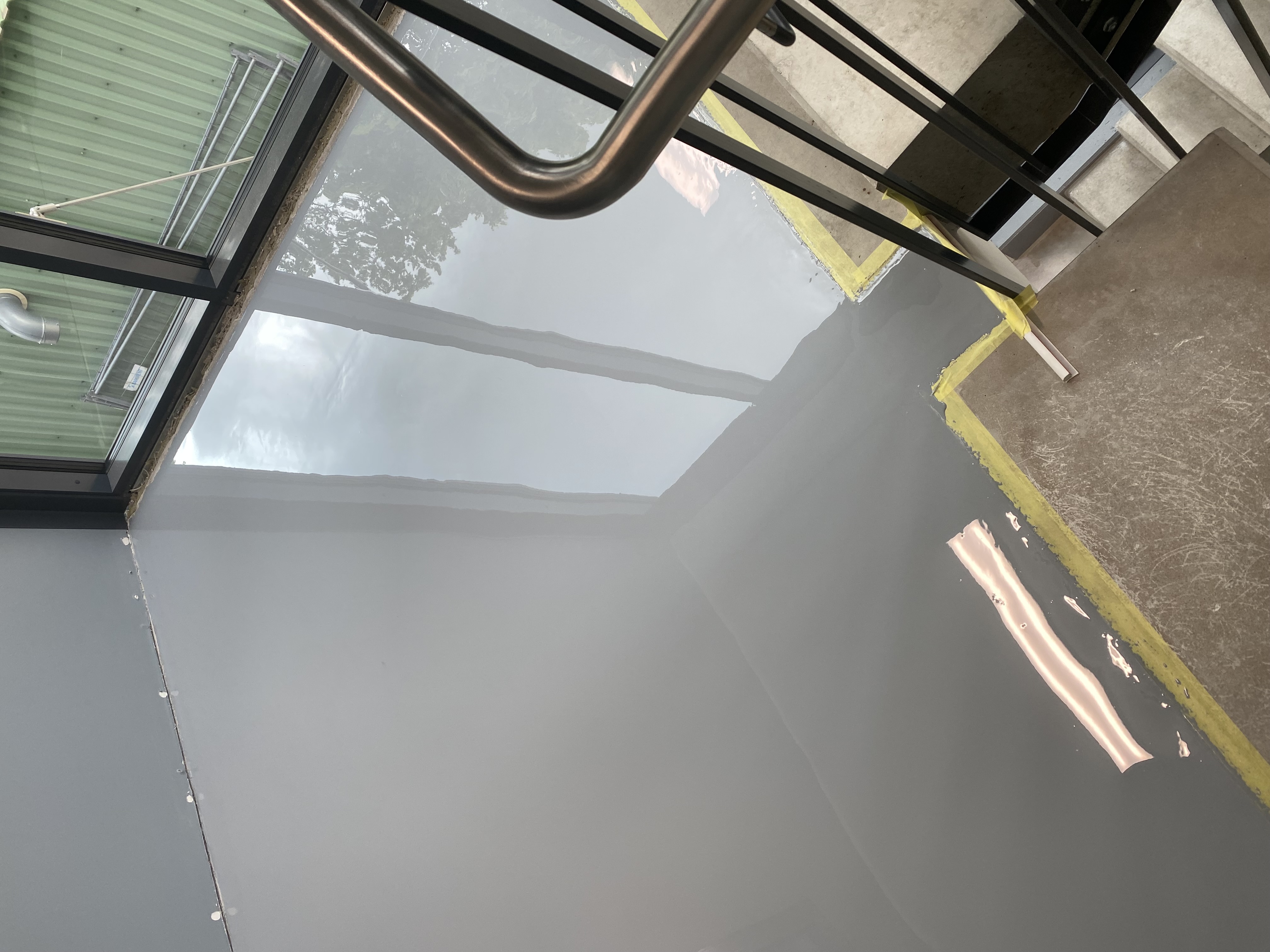 Isetasanduv epomass hallil põrandal